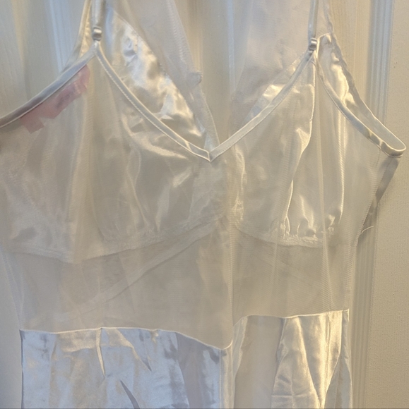 La Vie En Rose | White Satin Chemise - Picture 5 of 6